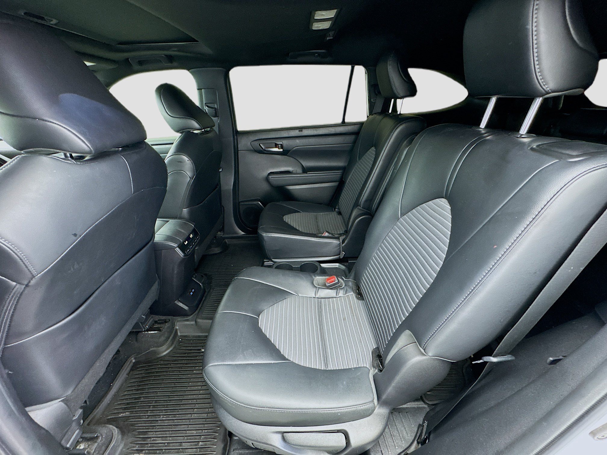 Used 2022 Toyota Highlander XSE FWD image 16
