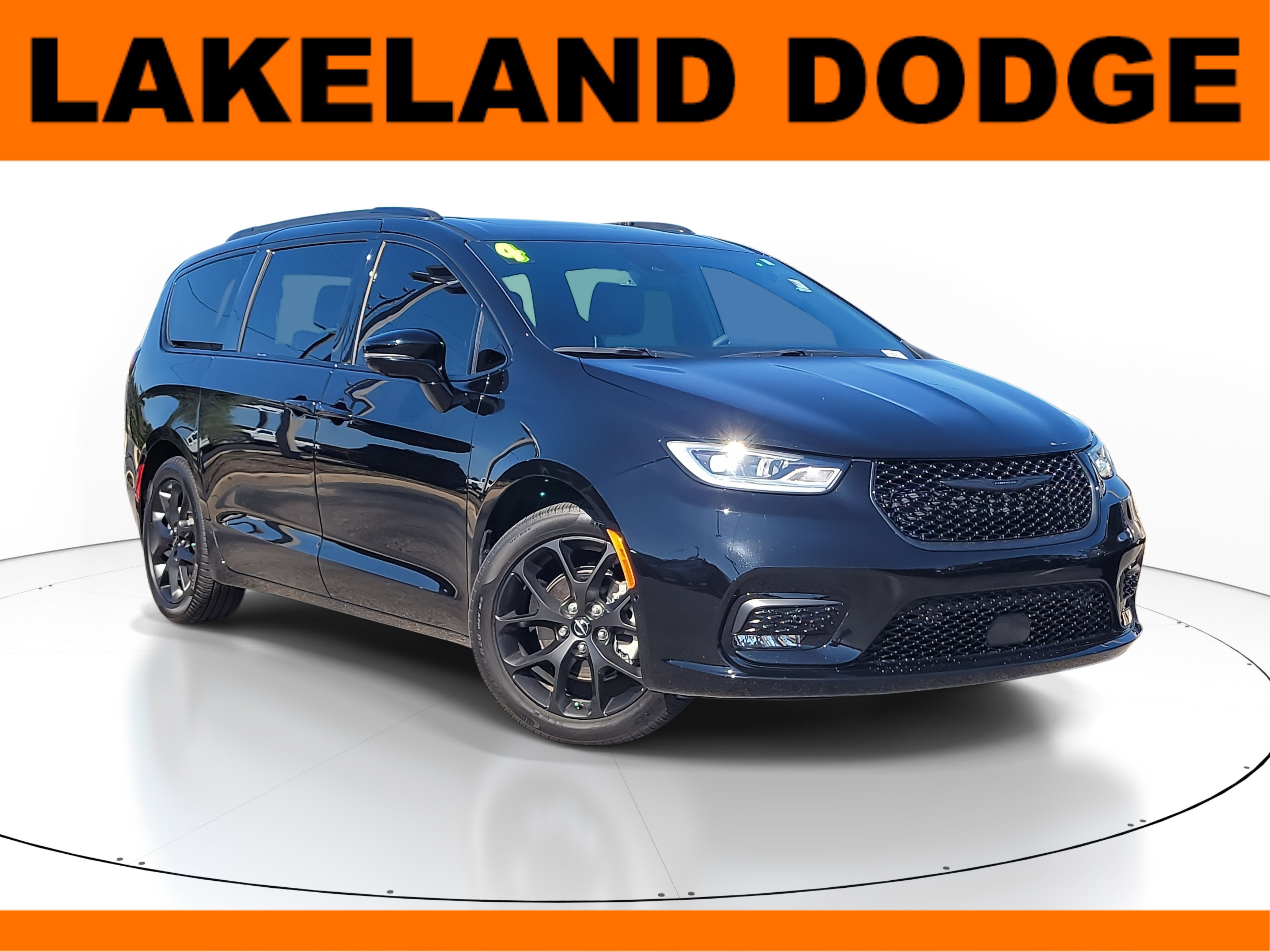 Used 2024 Chrysler Pacifica Touring-L w/ Uconnect Theater Family Group