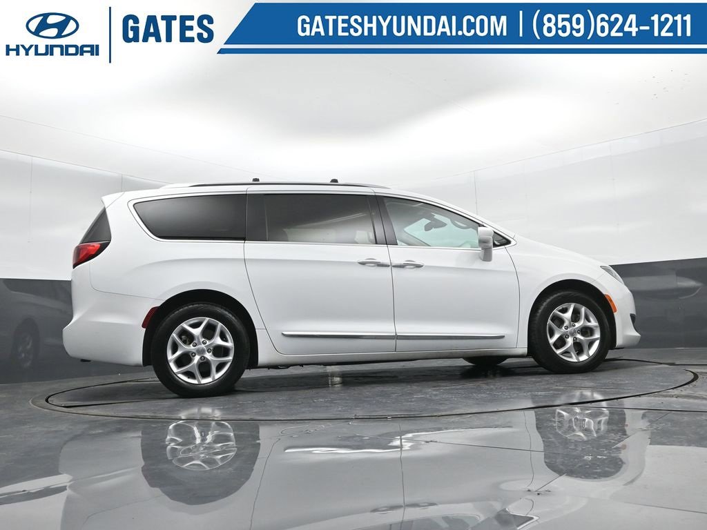 Used 2017 Chrysler Pacifica Touring-L Plus image 69