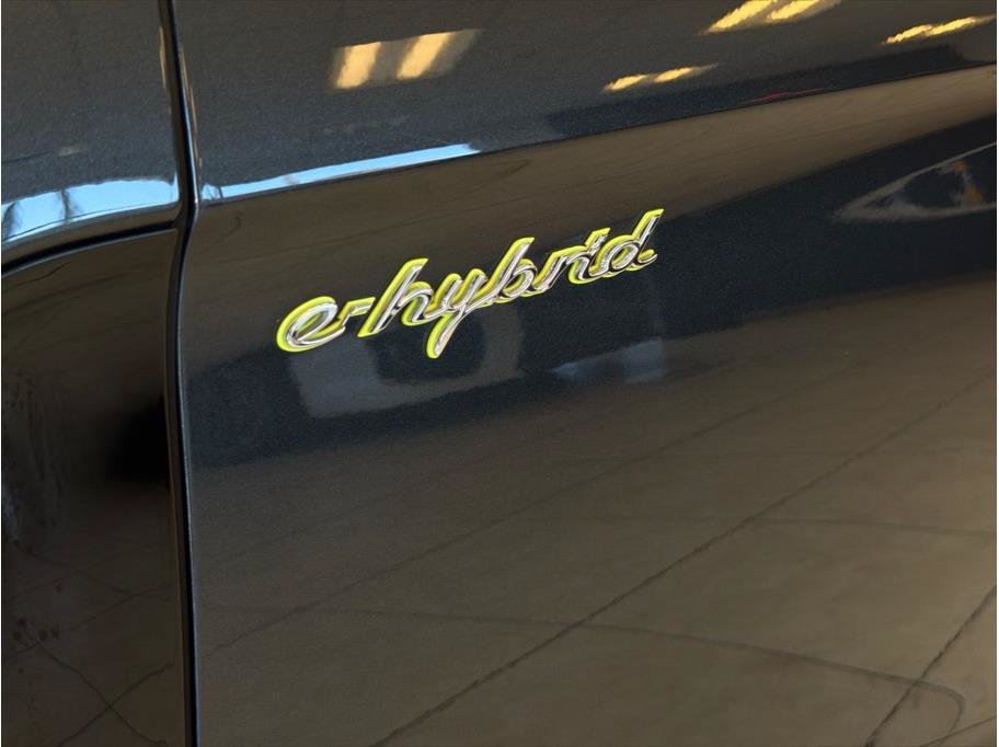 Used 2018 Porsche Panamera 4 AWD/4WD image 33