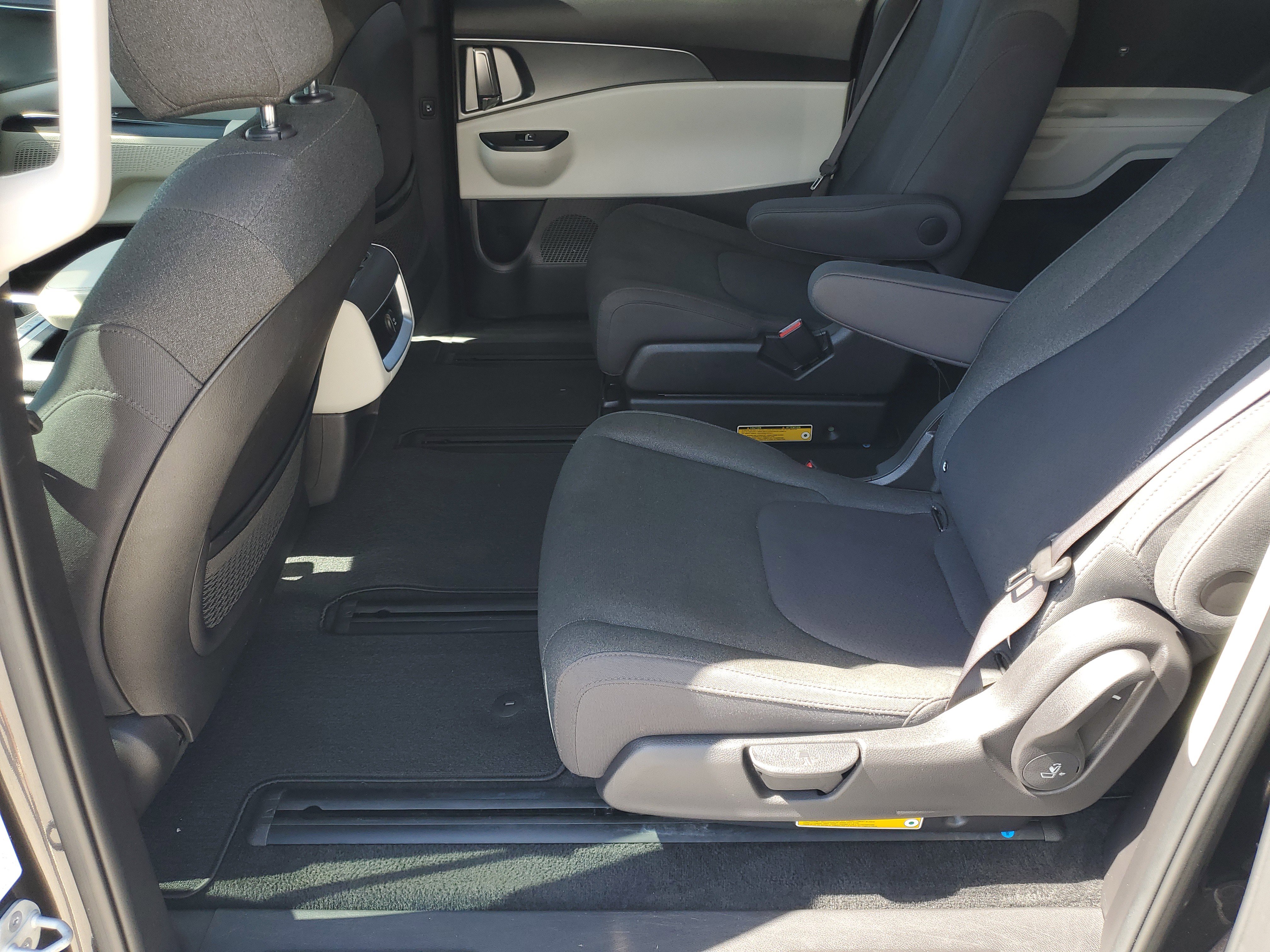 Used 2023 Kia Carnival LX image 26