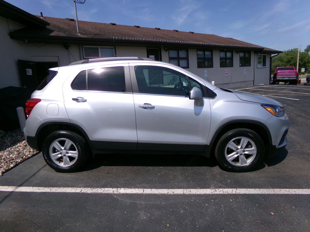 Used 2019 Chevrolet Trax LT w/ LT Convenience Package AWD/4WD image 2