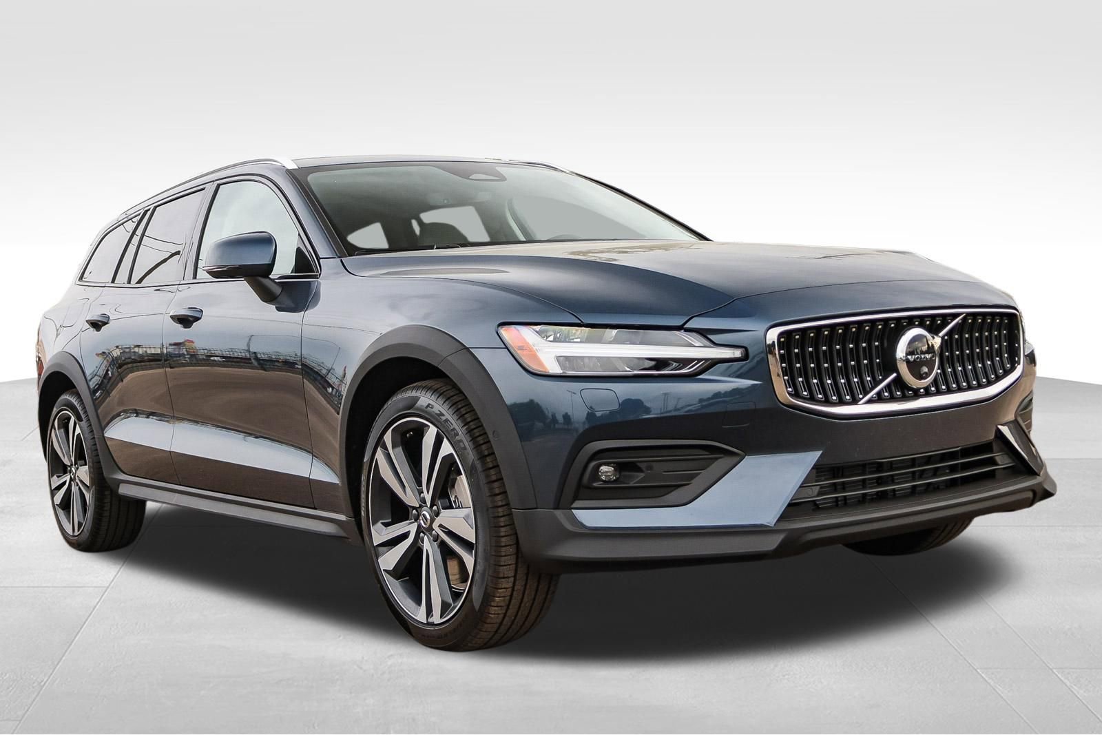 New 2026 Volvo V60 B5 Cross Country Plus w/ Climate Package AWD/4WD image 3