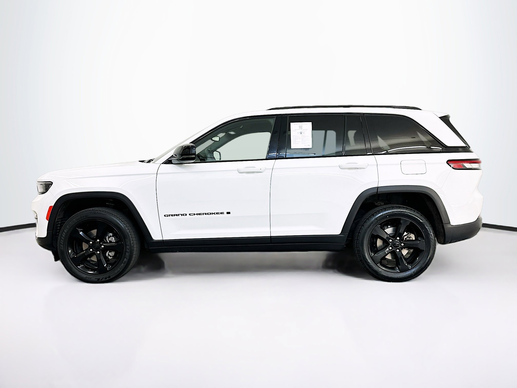 Used 2023 Jeep Grand Cherokee Altitude image 4