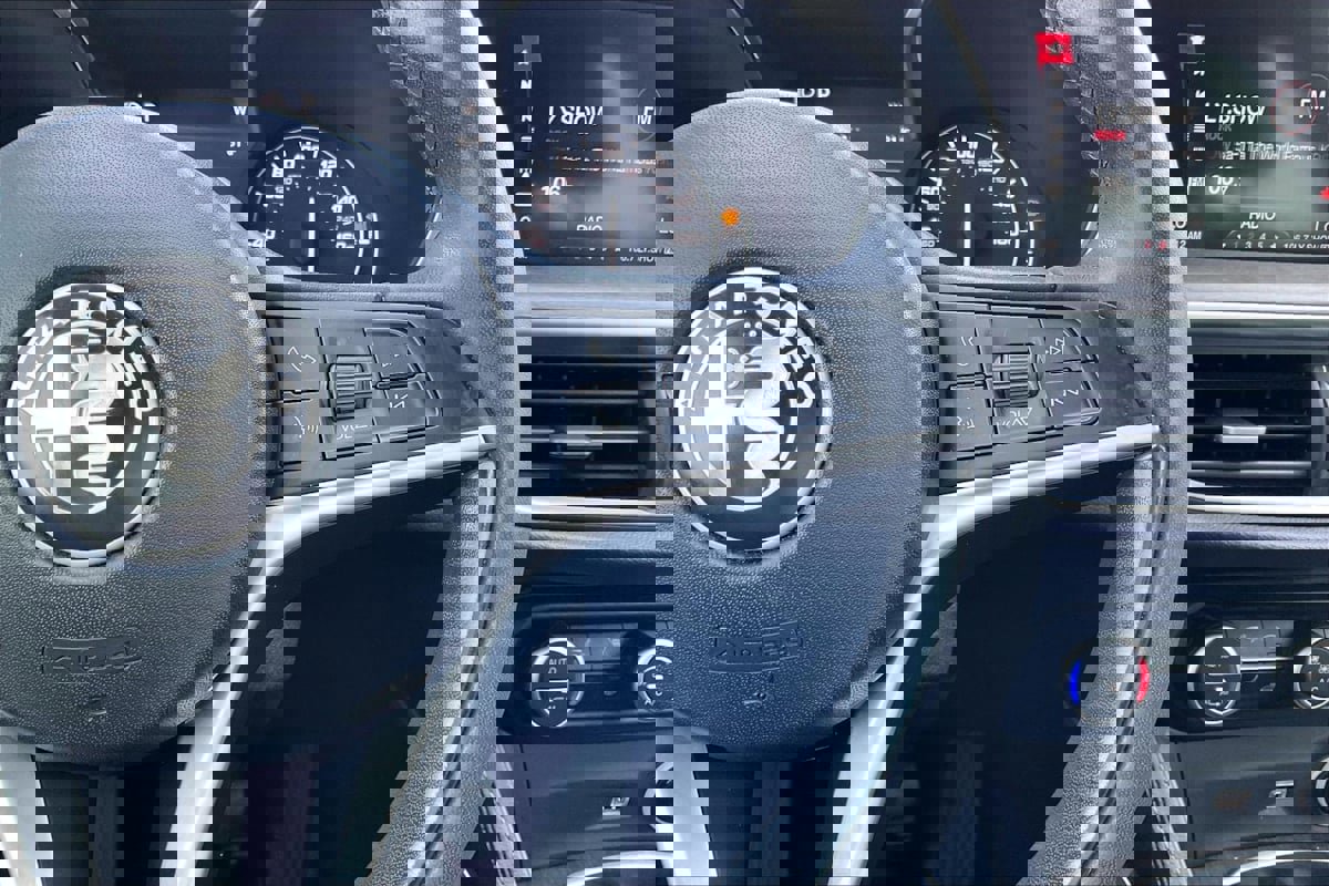 Used 2019 Alfa Romeo Stelvio Ti w/ Nero Edizione image 19