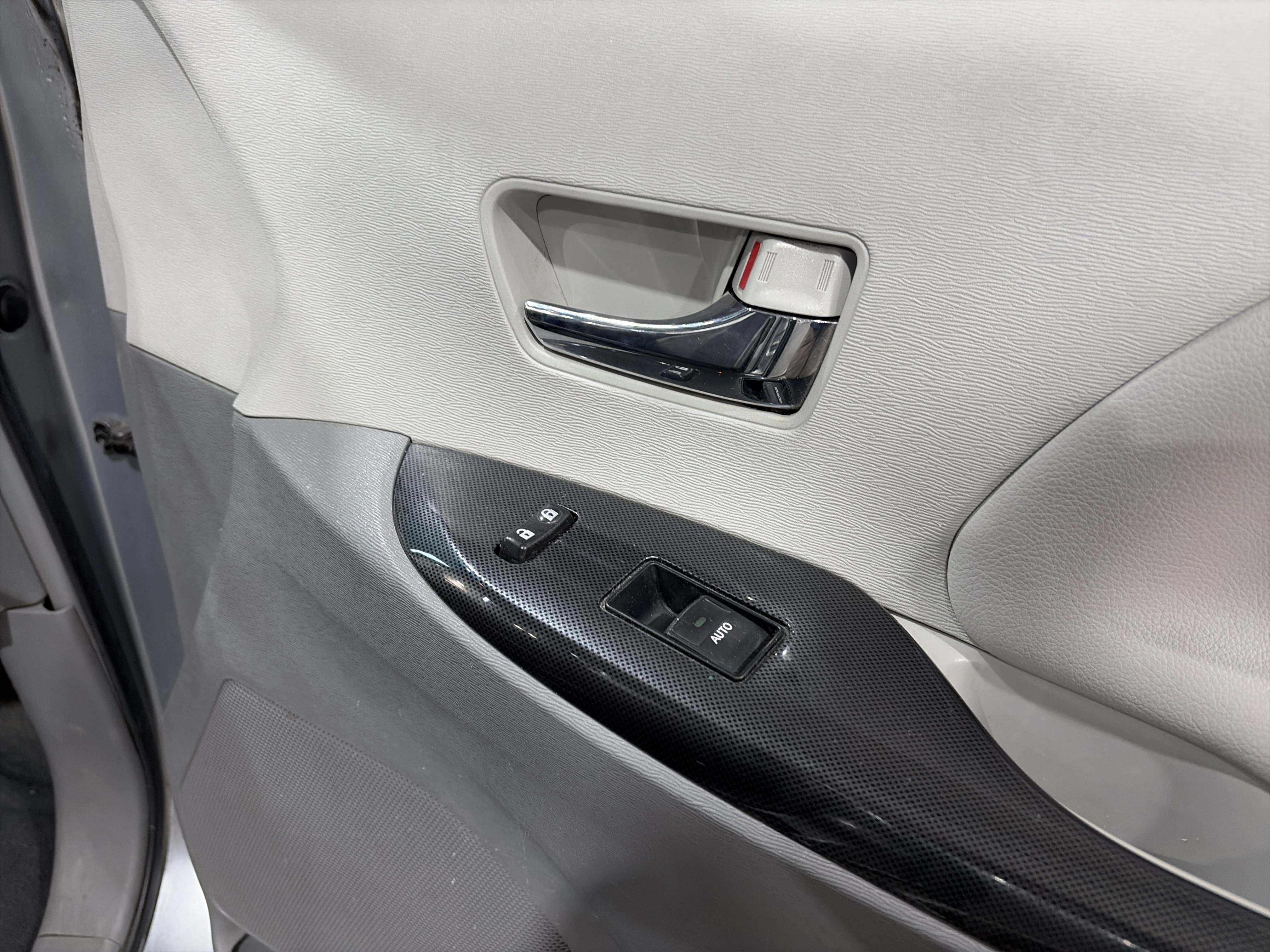Used 2013 Toyota Sienna SE w/ Premium Pkg w/Entune FWD image 37