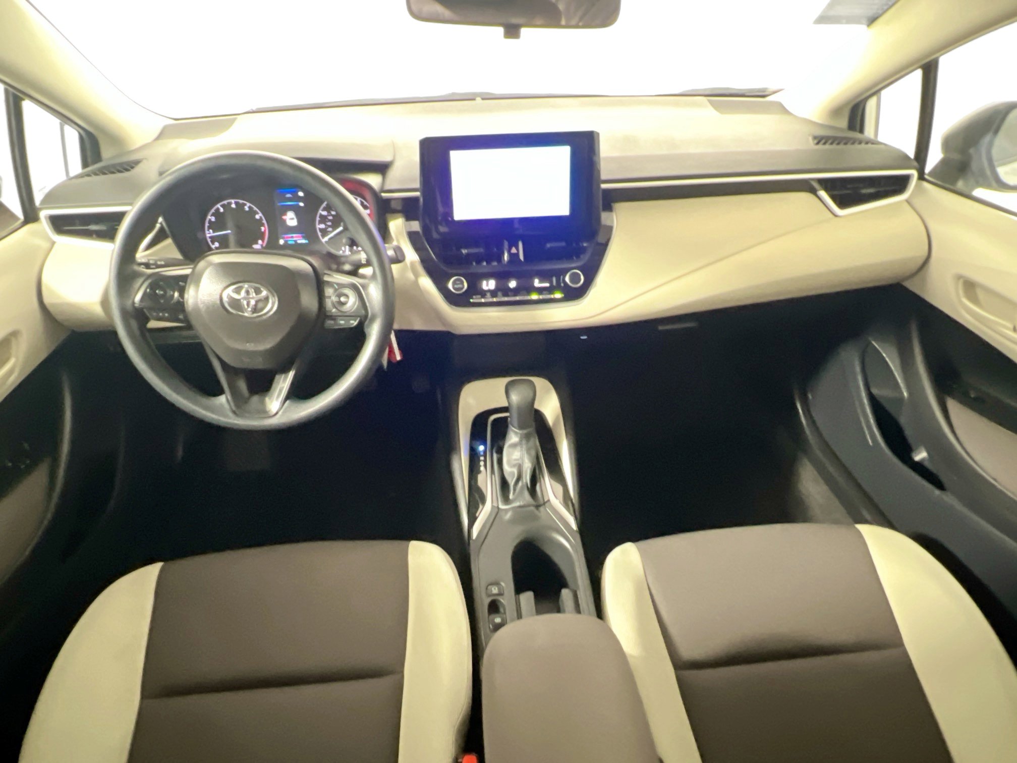 Used 2025 Toyota Corolla LE image 29