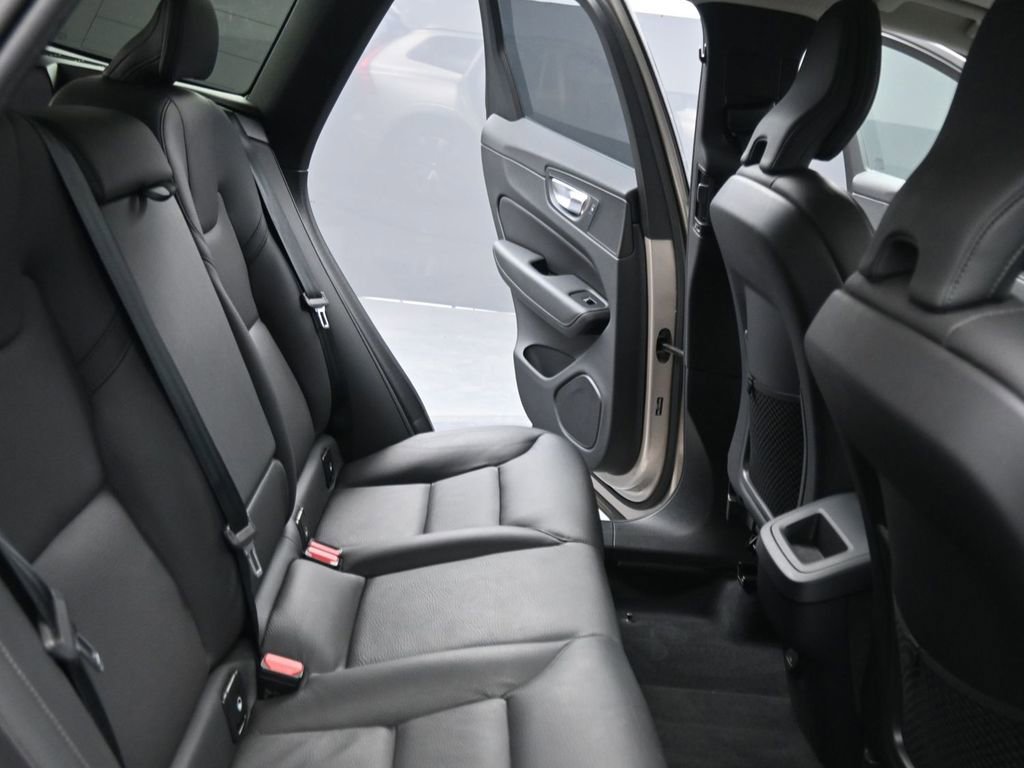 Used 2025 Volvo XC60 B5 Plus image 15