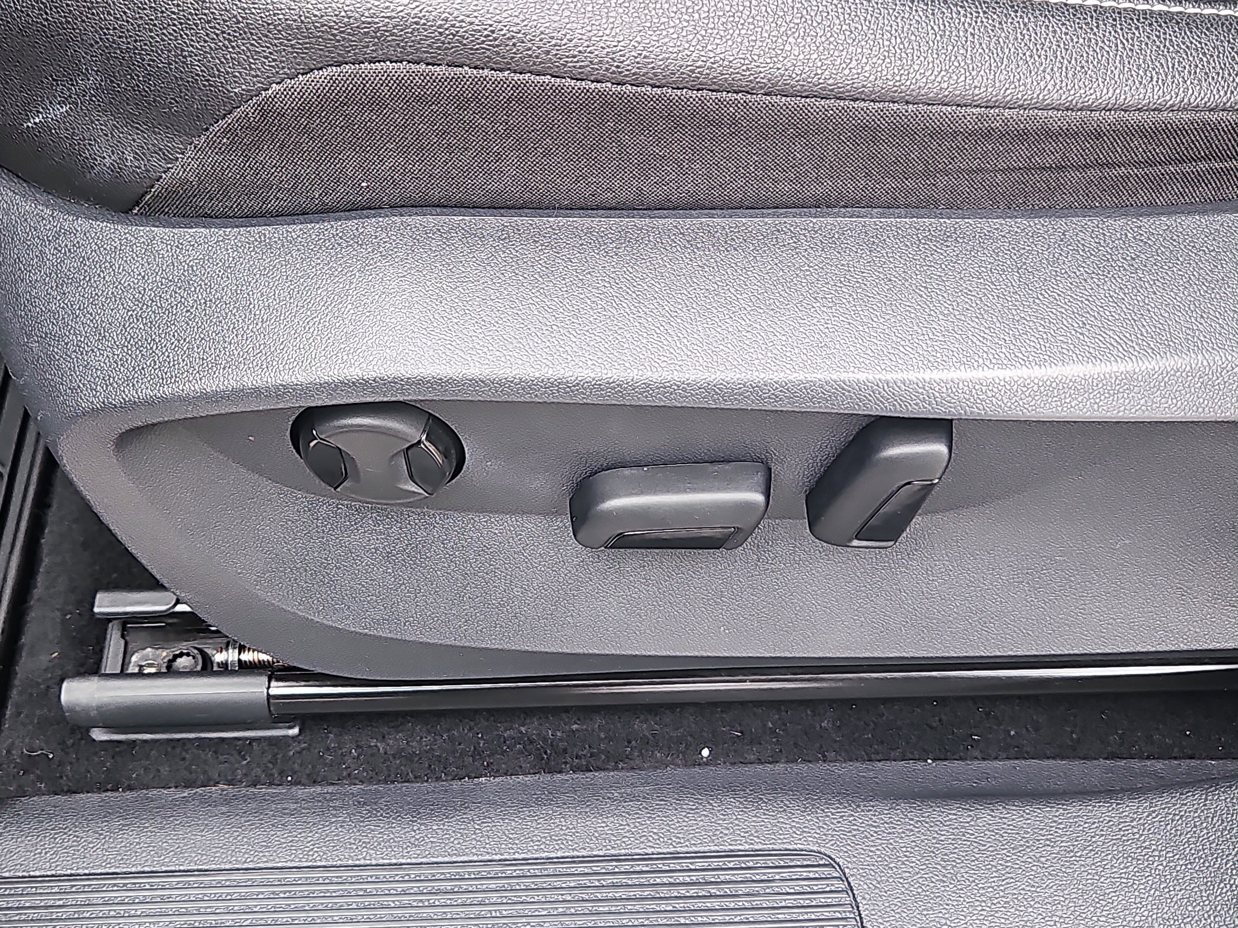 Certified 2022 Volkswagen Tiguan SE w/ Panoramic Sunroof Package image 15