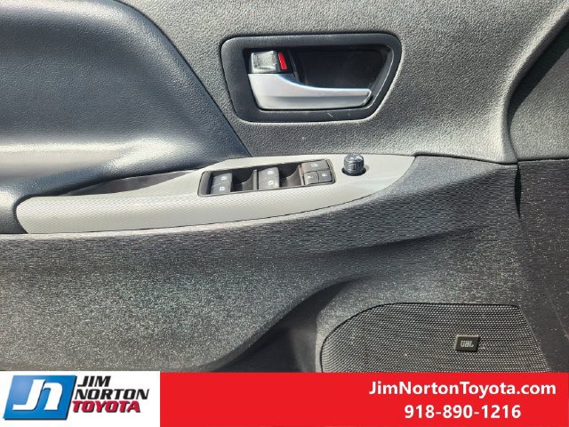Used 2020 Toyota Sienna SE w/ SE Preferred Package FWD image 24