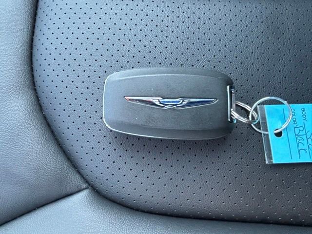 Used 2025 Chrysler Pacifica Select image 24