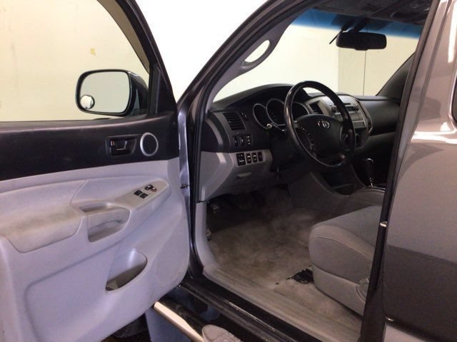 Used 2011 Toyota Tacoma 4x4 Access Cab V6 w/ TRD Sport Pkg image 19