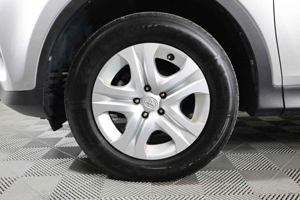 Used 2015 Toyota RAV4 LE AWD/4WD image 9
