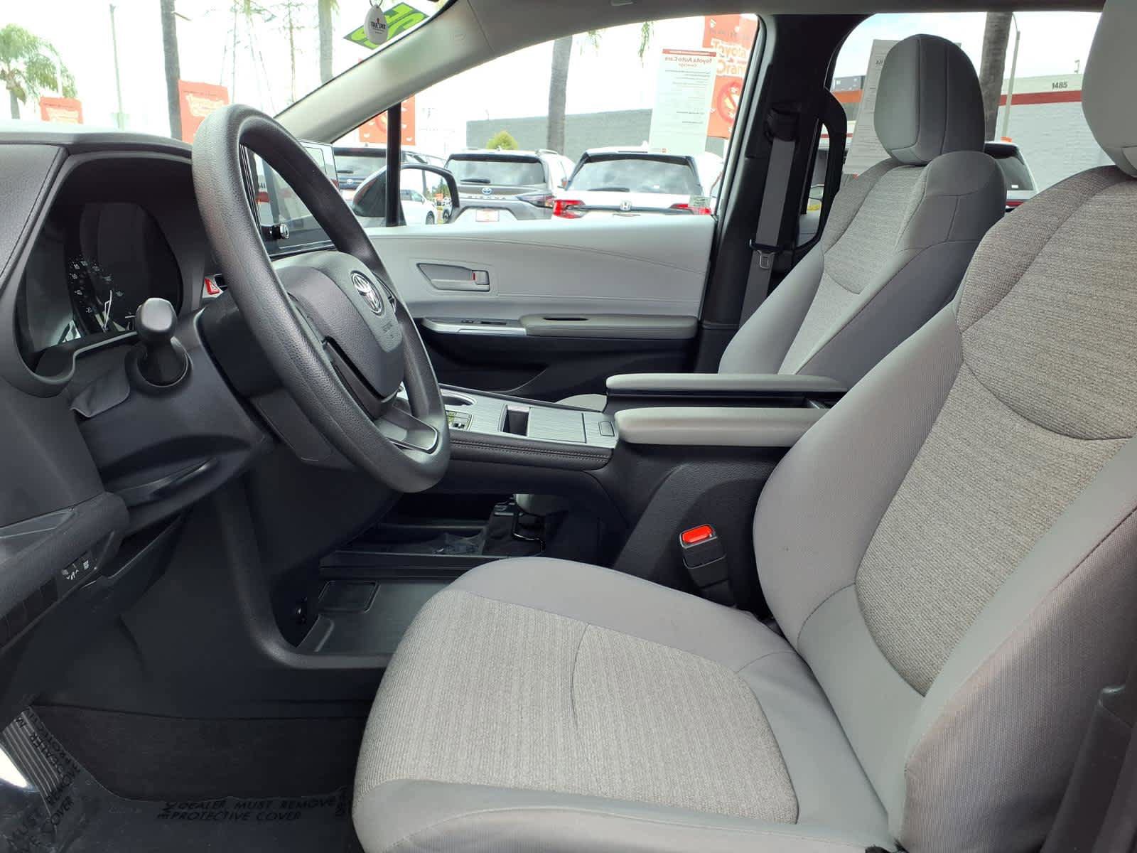 Certified 2025 Toyota Sienna LE FWD image 19