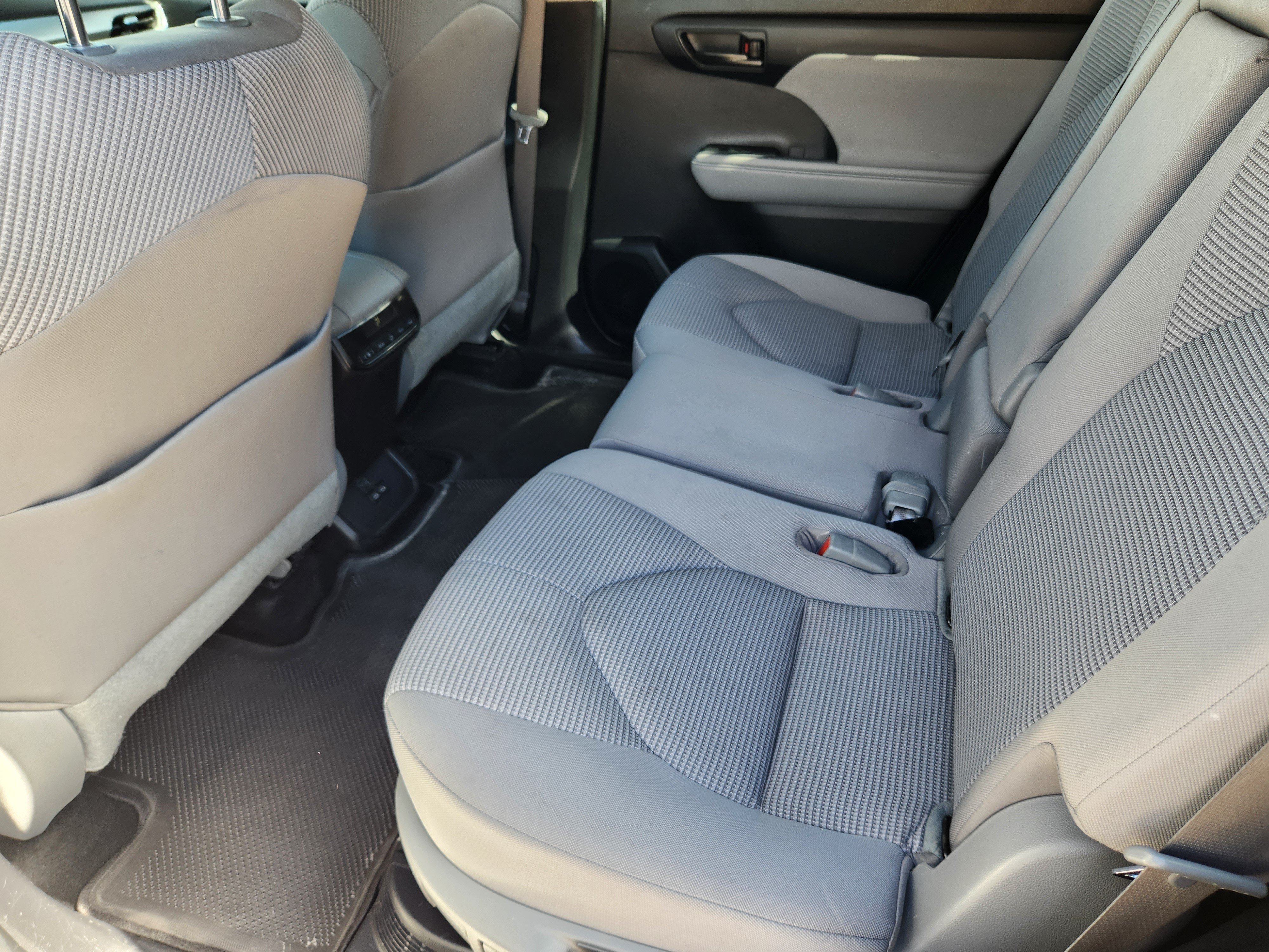 Used 2023 Toyota Highlander LE AWD/4WD image 20