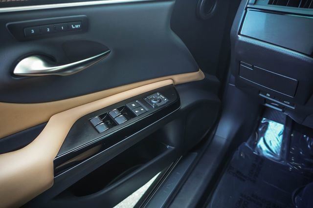 Certified 2023 Lexus ES 300h w/ Premium Package FWD image 12