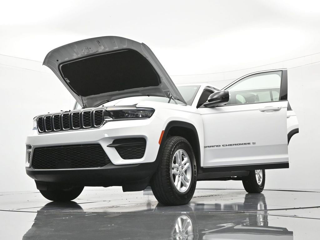 Used 2023 Jeep Grand Cherokee Laredo RWD image 48