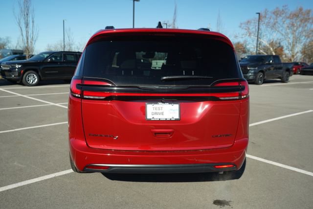 New 2026 Chrysler Pacifica Limited w/ Uconnect Theater Family Group image 7