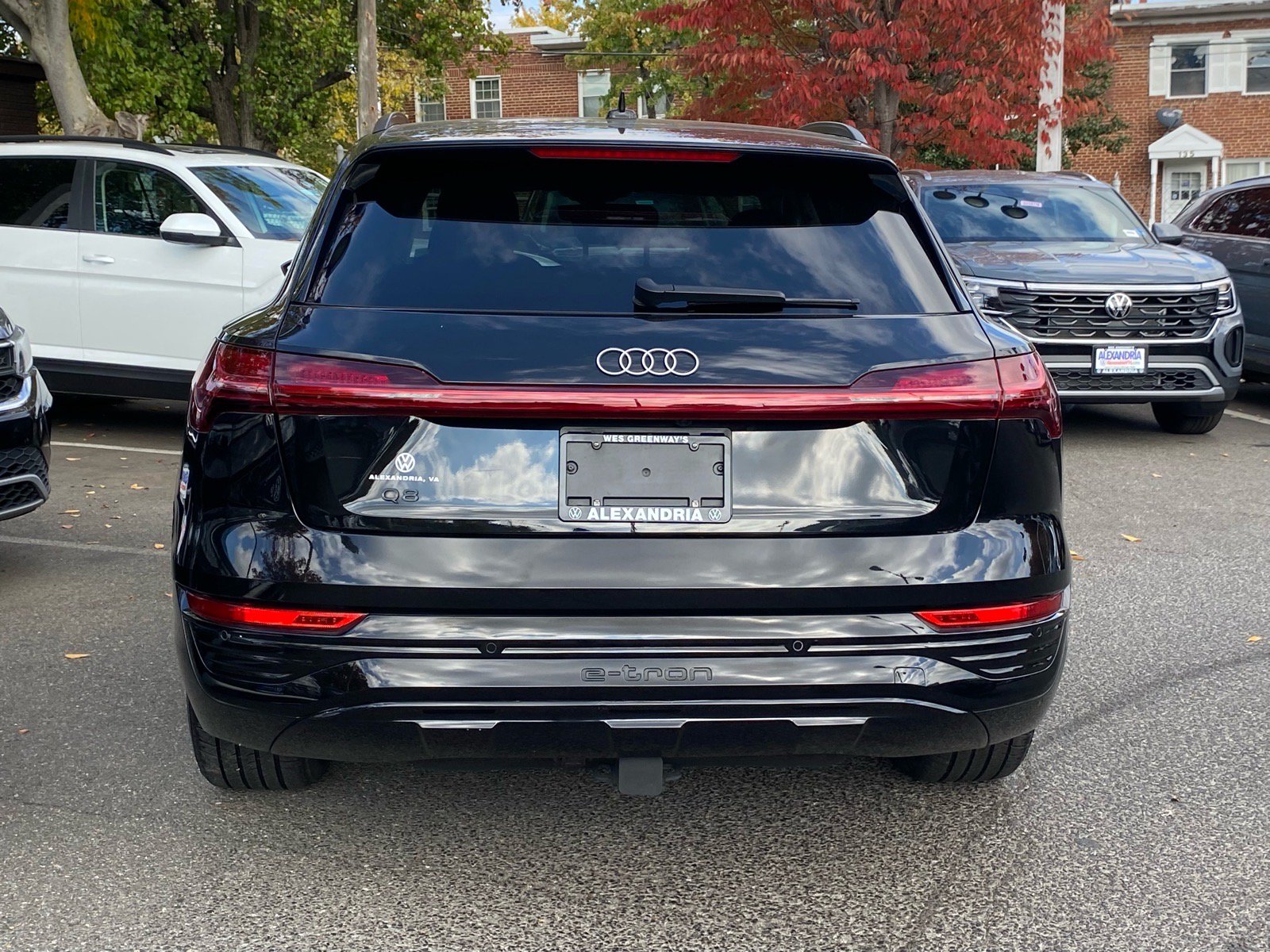 Used 2024 Audi Q8 e-tron Premium Plus AWD/4WD image 4