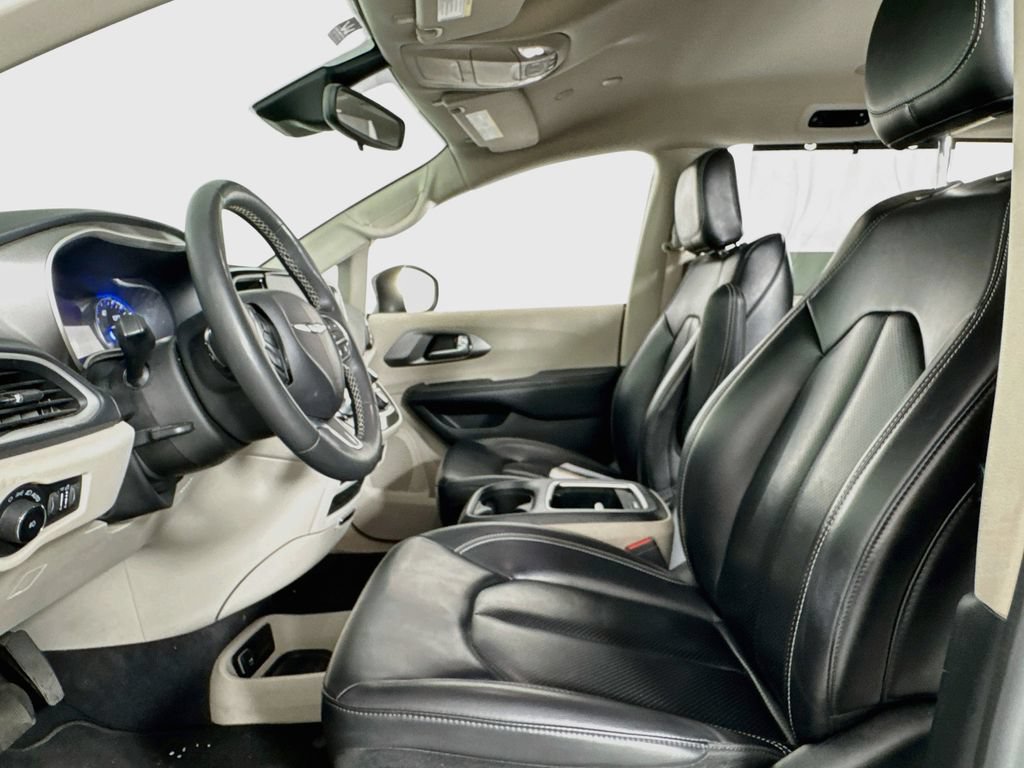 Used 2023 Chrysler Pacifica Touring-L FWD image 9
