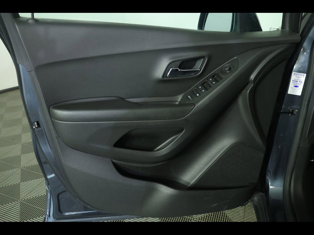 Used 2021 Chevrolet Trax LT w/ Sport Edition image 12