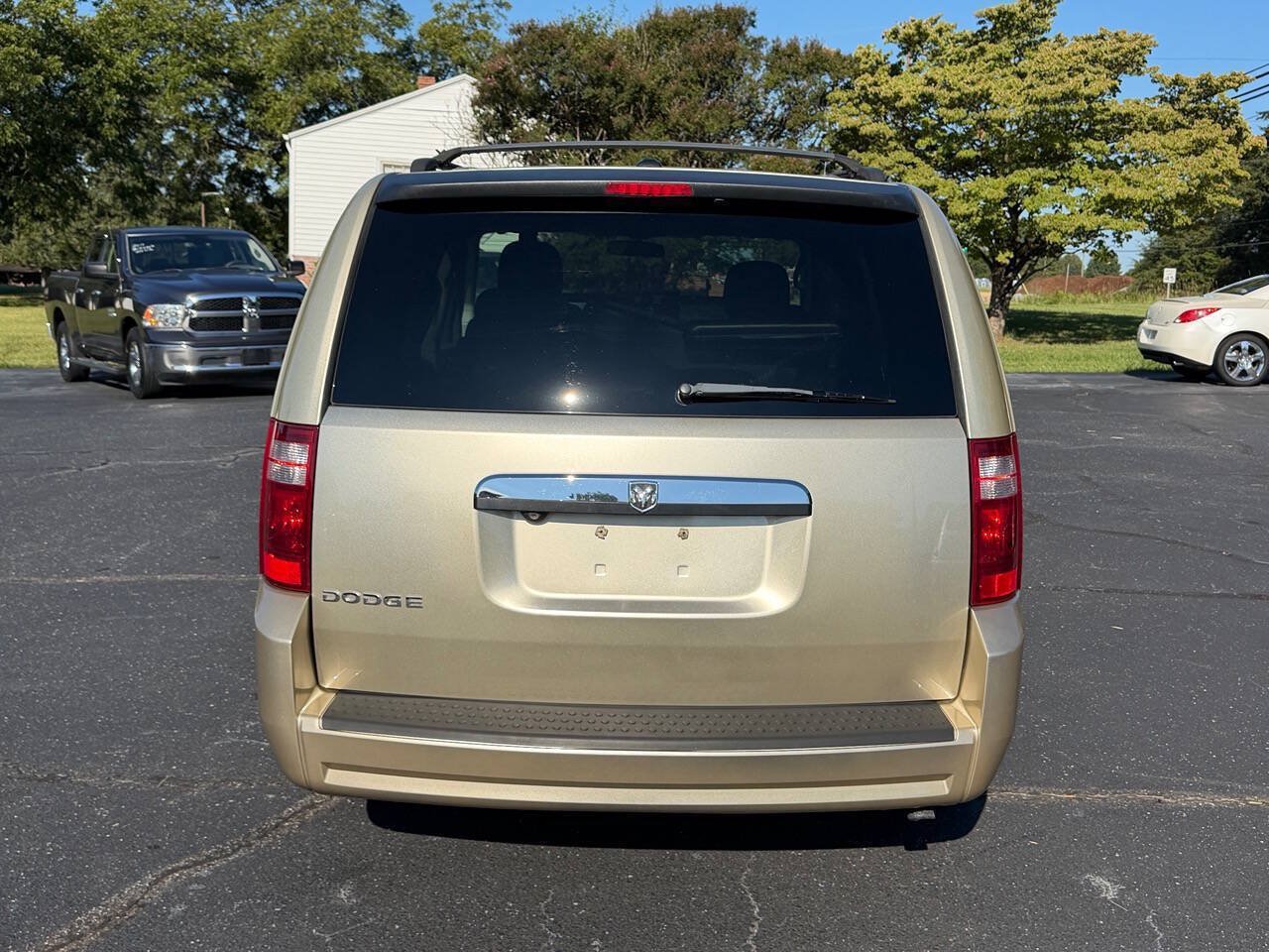 Used 2010 Dodge Grand Caravan Hero w/ Entertainment Group 1 FWD image 8