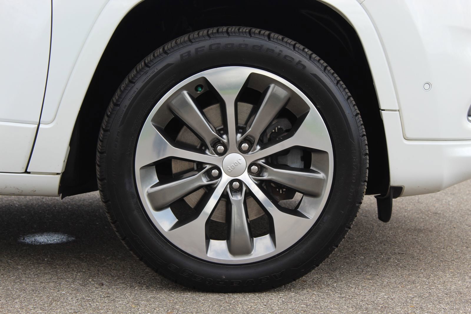 Used 2019 Jeep Cherokee Overland w/ Technology Group image 26