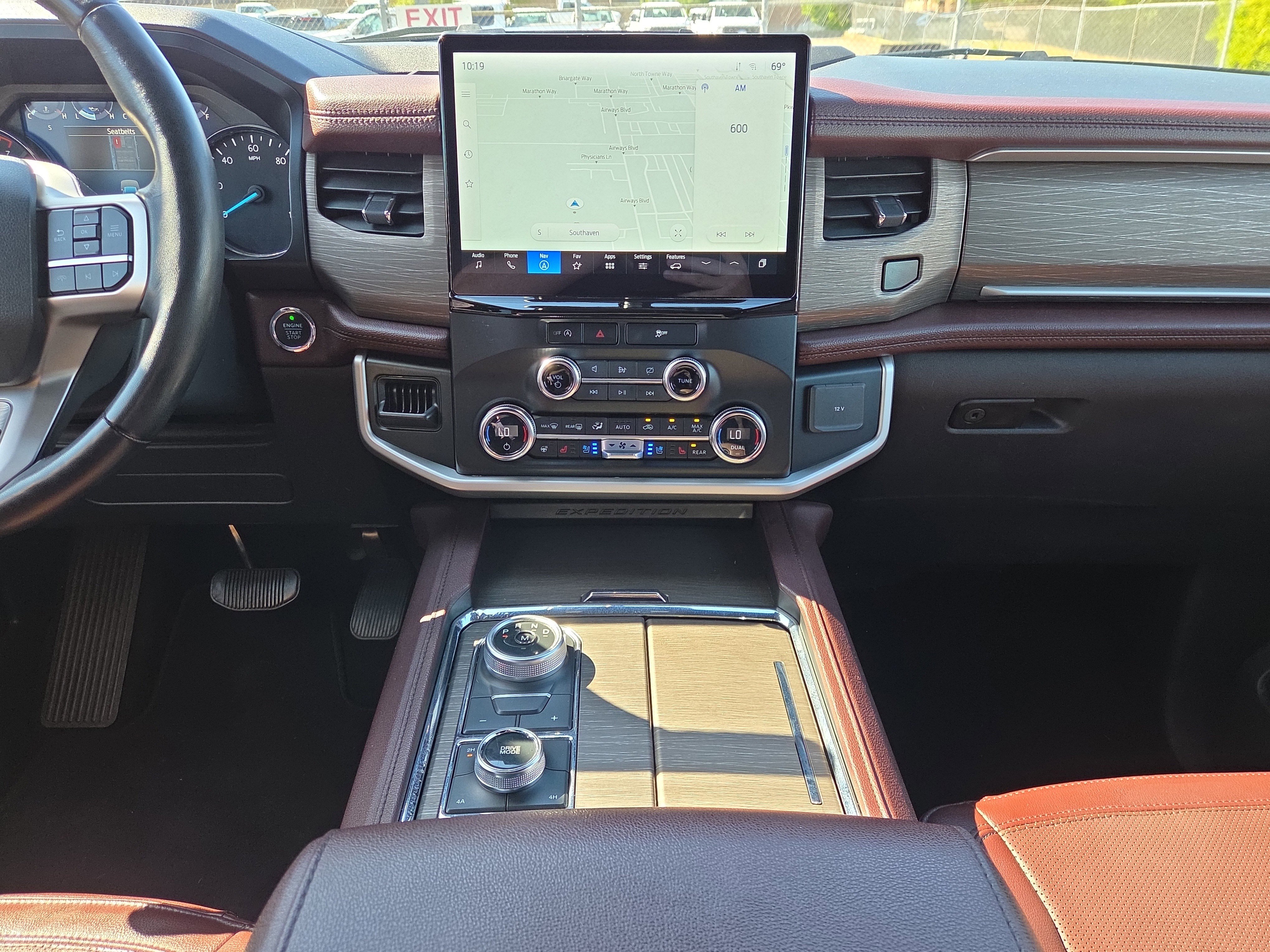 Used 2023 Ford Expedition Limited image 24