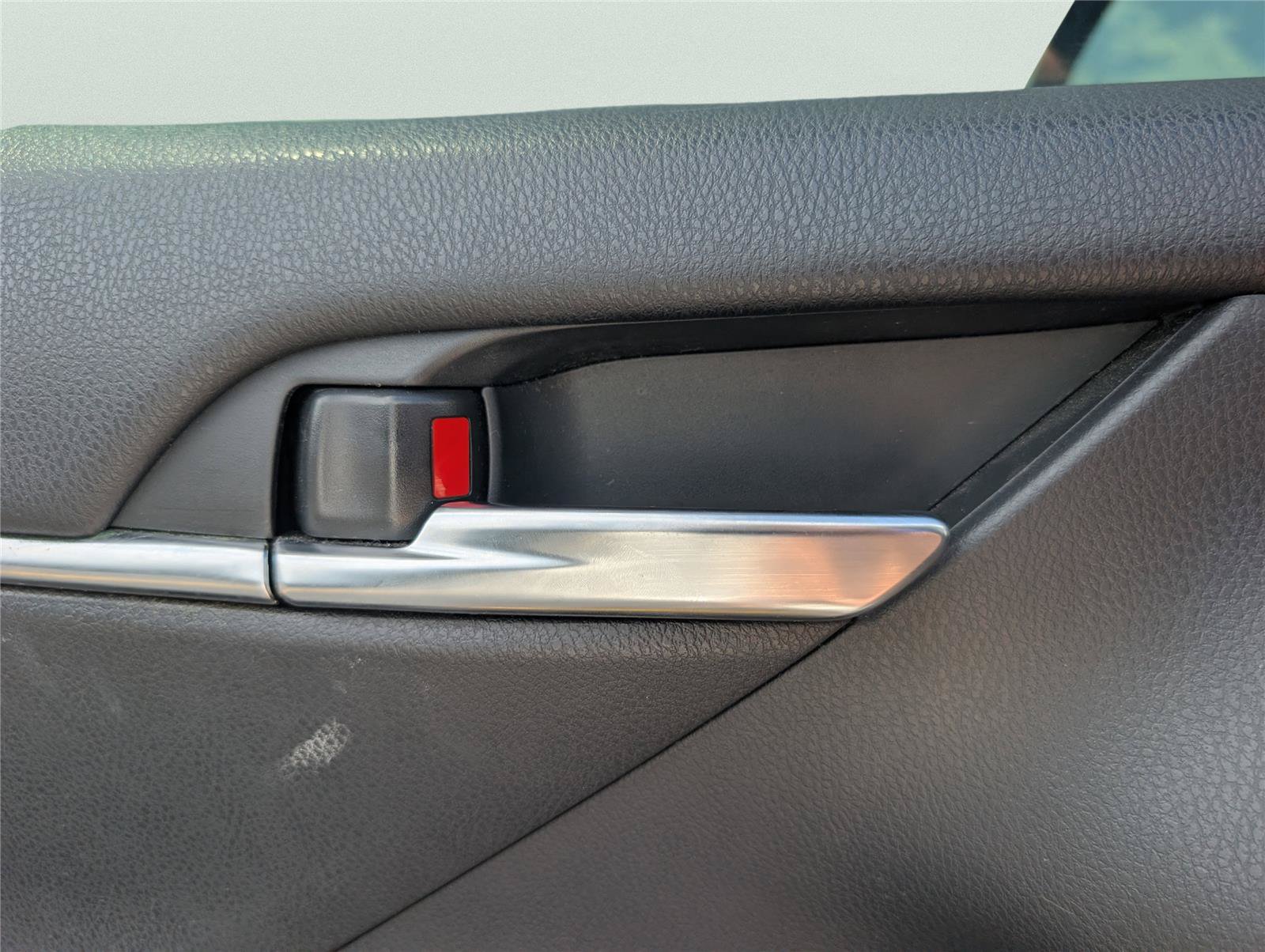 Used 2018 Toyota Camry SE w/ Convenience Package FWD image 28