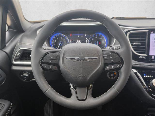 Used 2022 Chrysler Pacifica Touring-L w/ Uconnect Theater Family Group FWD image 14