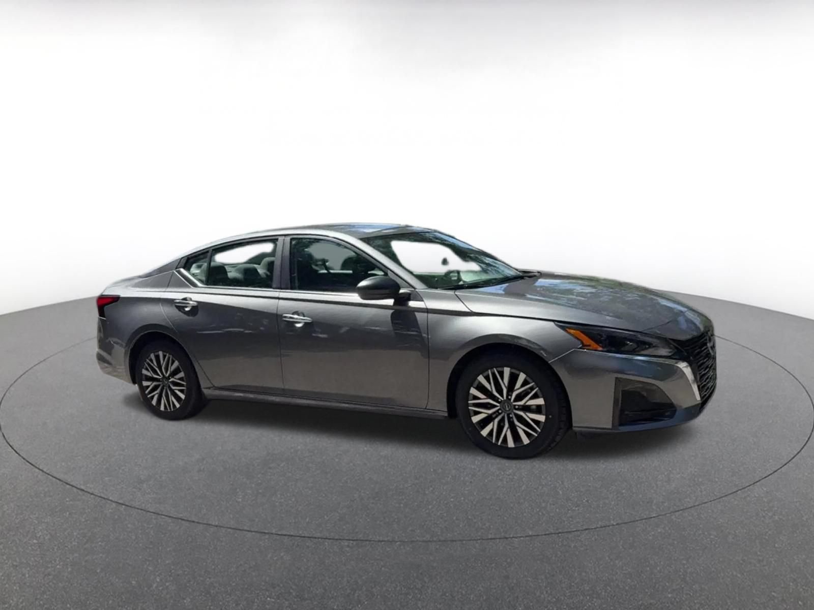 Used 2025 Nissan Altima 2.5 SV FWD image 2