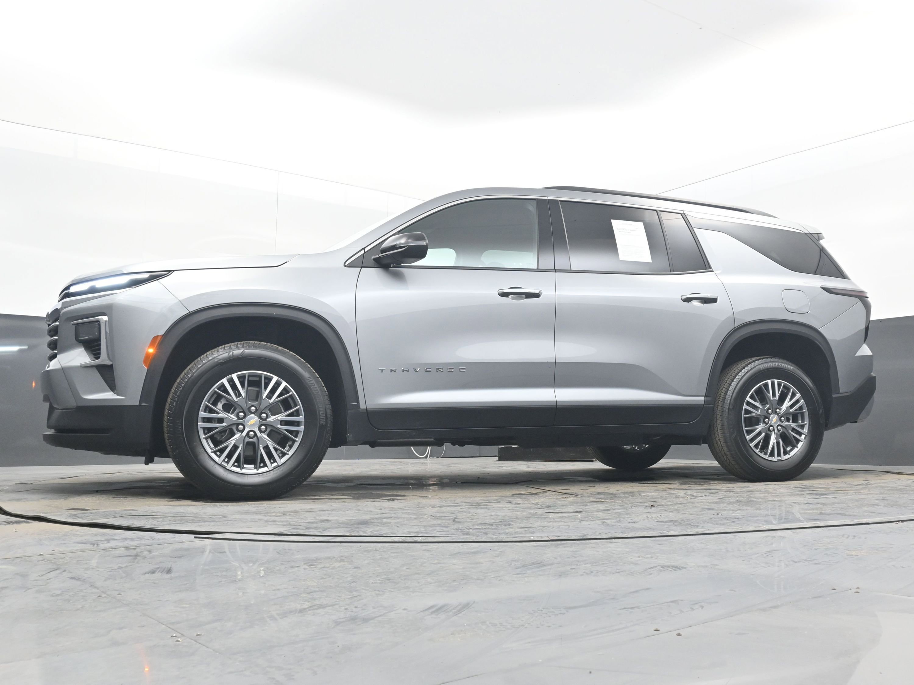 Used 2025 Chevrolet Traverse LT image 26