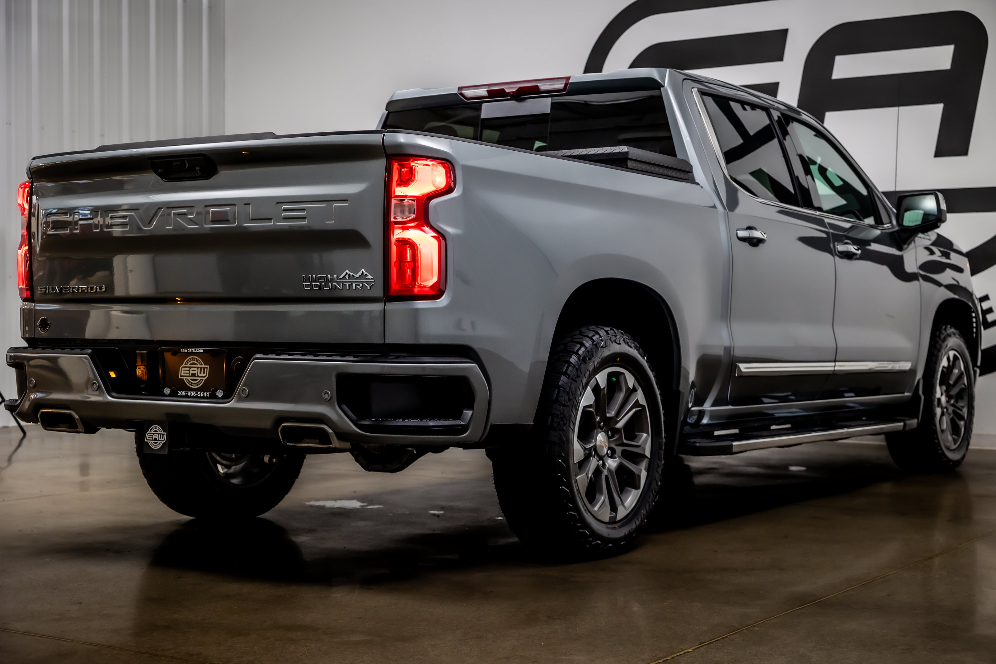 Used 2024 Chevrolet Silverado 1500 High Country w/ Z71 Off-Road Package AWD/4WD image 32