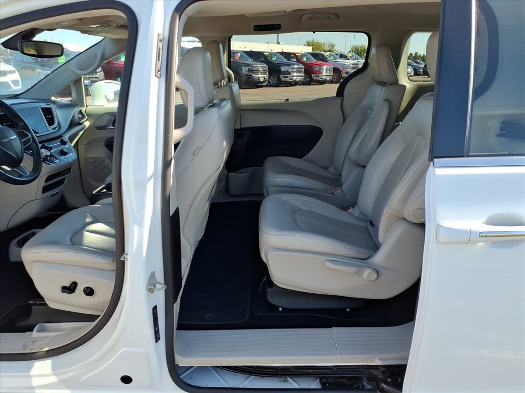 Used 2018 Chrysler Pacifica Touring-L image 7