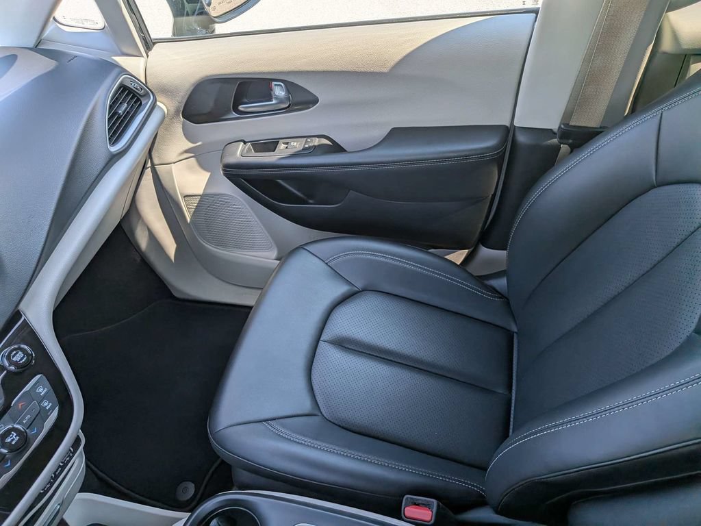 Used 2024 Chrysler Pacifica Touring-L FWD image 17