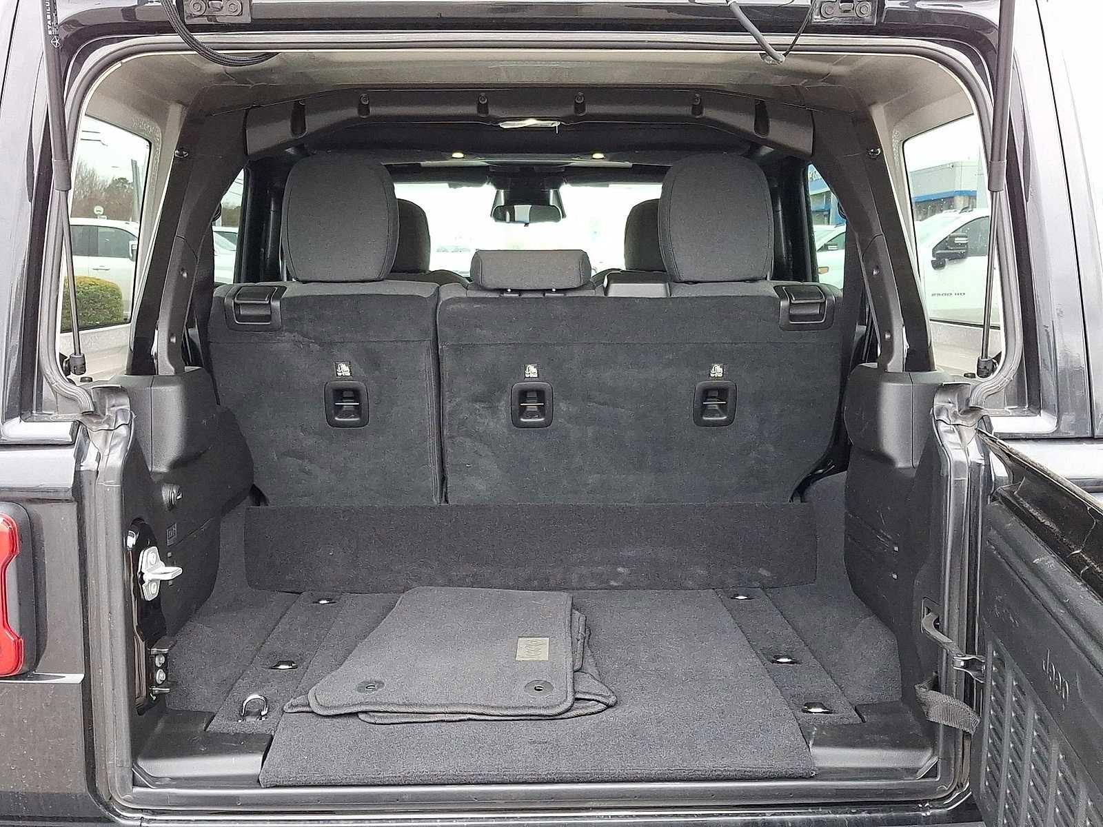 Used 2025 Jeep Wrangler Sahara image 30