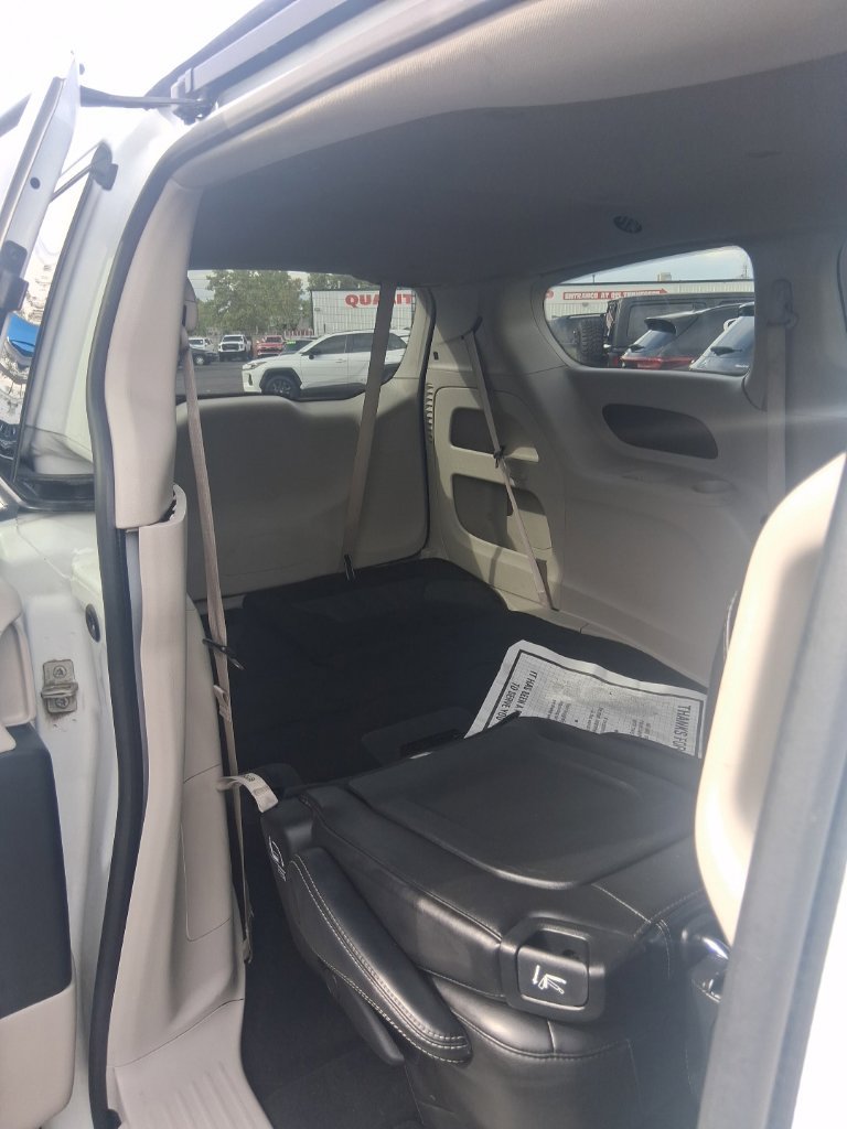 Used 2024 Chrysler Pacifica Touring-L FWD image 8