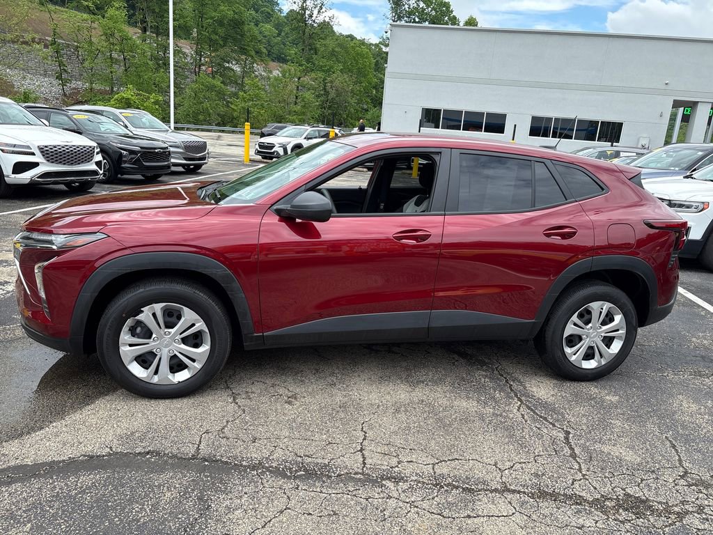 Certified 2025 Chevrolet Trax LS FWD image 2