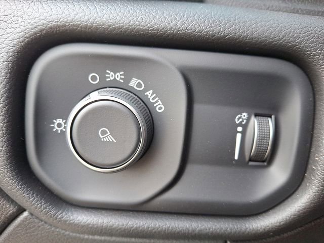 Used 2024 RAM 2500 Tradesman w/ Chrome Appearance Group image 25