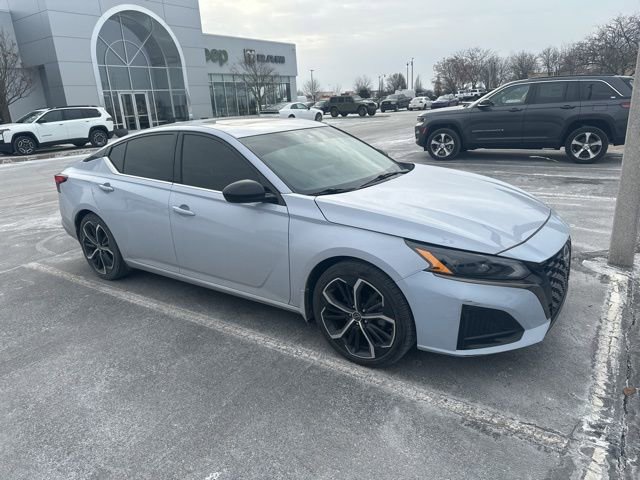 Used 2023 Nissan Altima 2.5 SR w/ SR Premium Package image 4