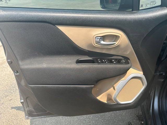 Used 2020 Jeep Renegade Latitude FWD image 11