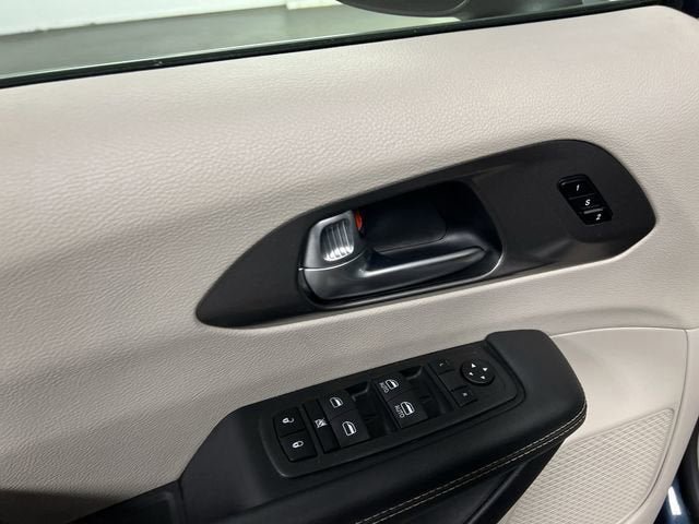 Used 2023 Chrysler Pacifica Touring-L FWD image 22