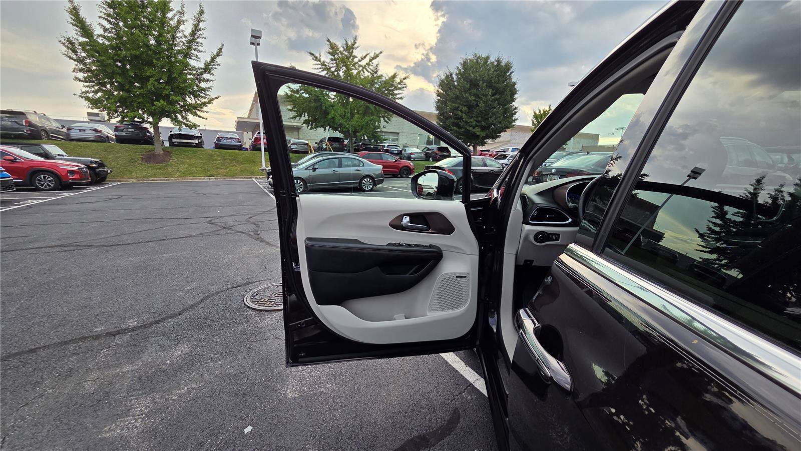 Used 2017 Chrysler Pacifica Touring-L Plus w/ Advanced Safetytec Group FWD image 13