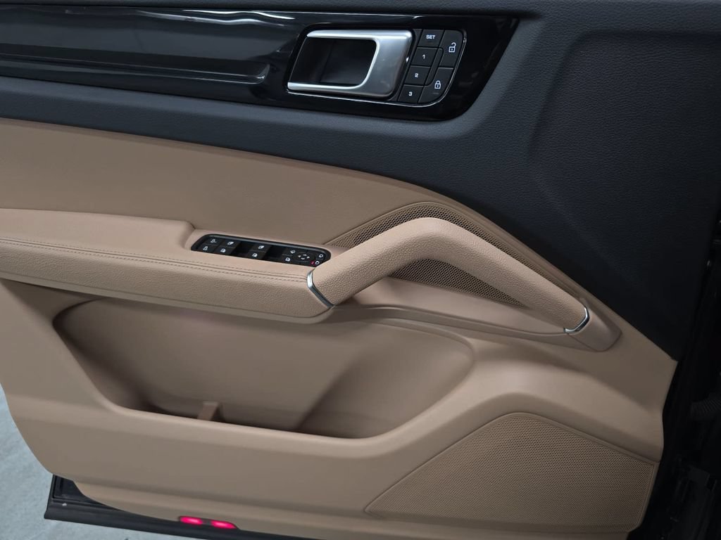 Certified 2023 Porsche Cayenne AWD/4WD image 23
