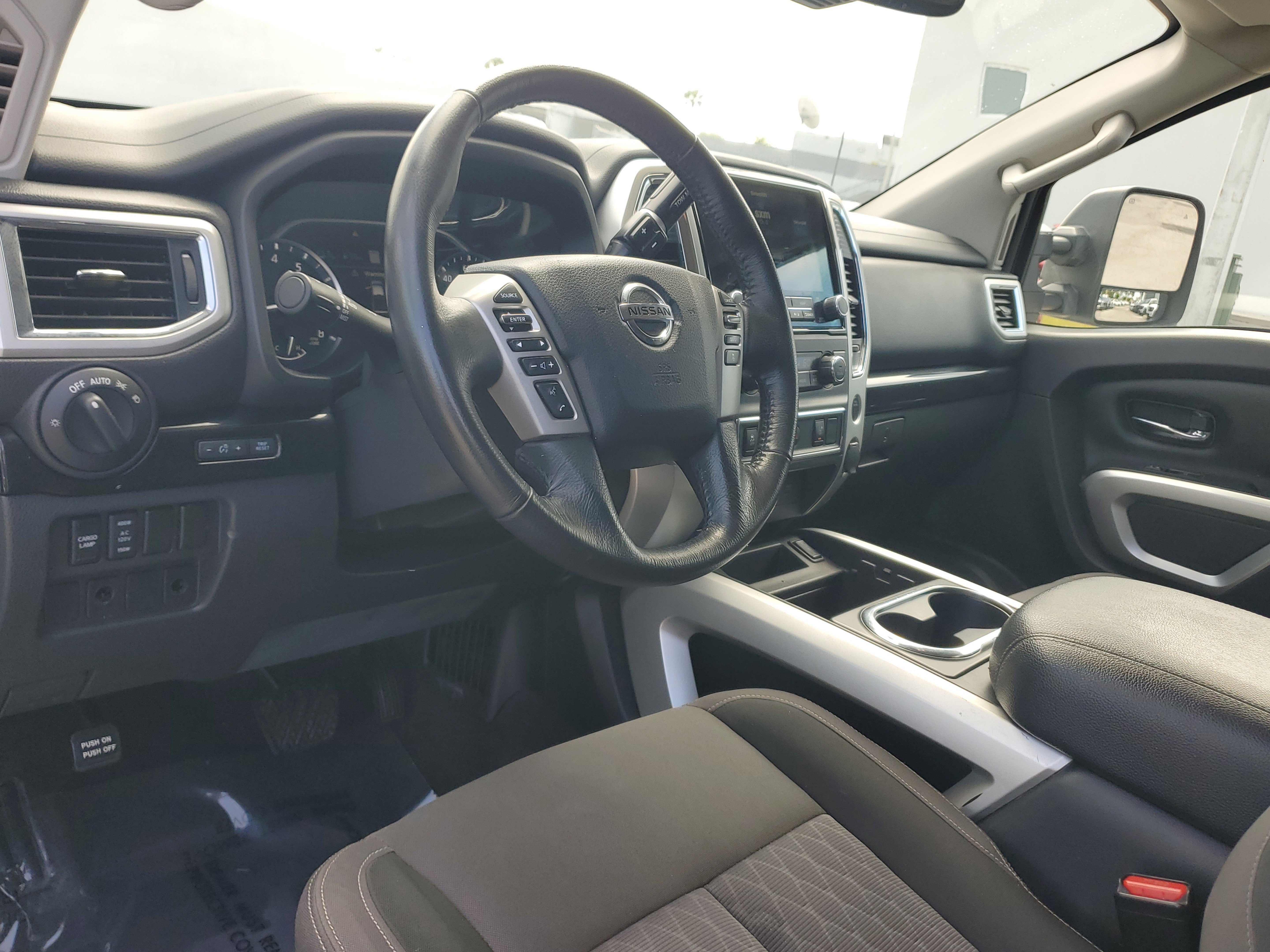 Used 2021 Nissan Titan SV w/ SV Convenience Package image 9