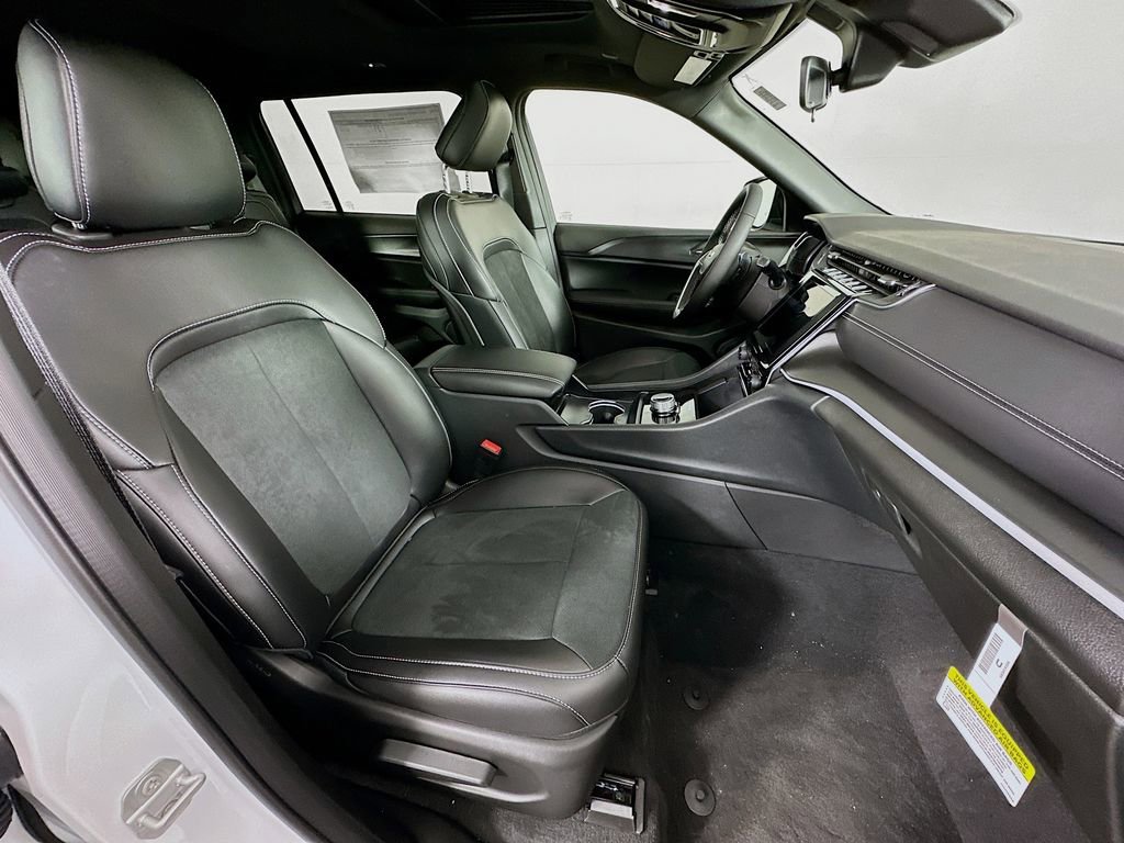 New 2025 Jeep Grand Cherokee L Altitude image 36