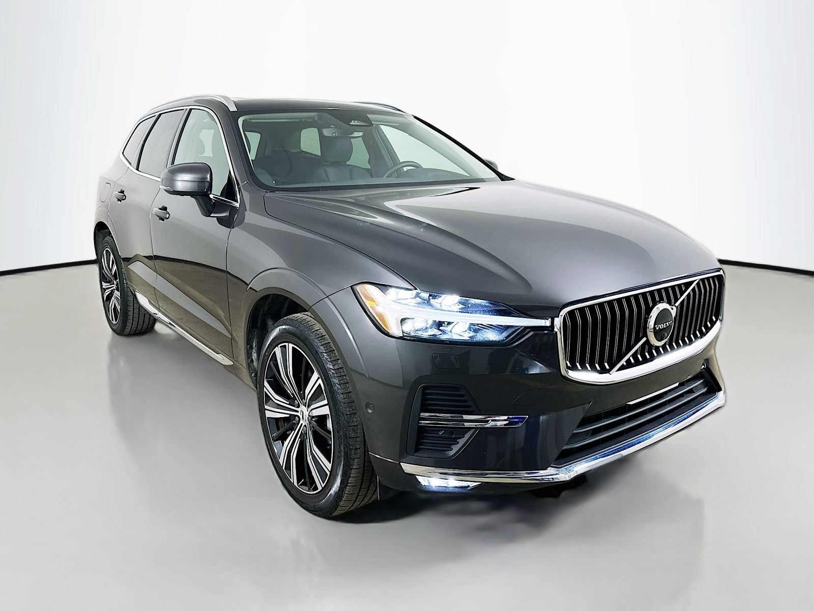 Used 2023 Volvo XC60 B5 Plus AWD/4WD image 3