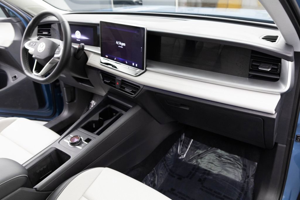 Used 2025 Volkswagen Tiguan SE image 30