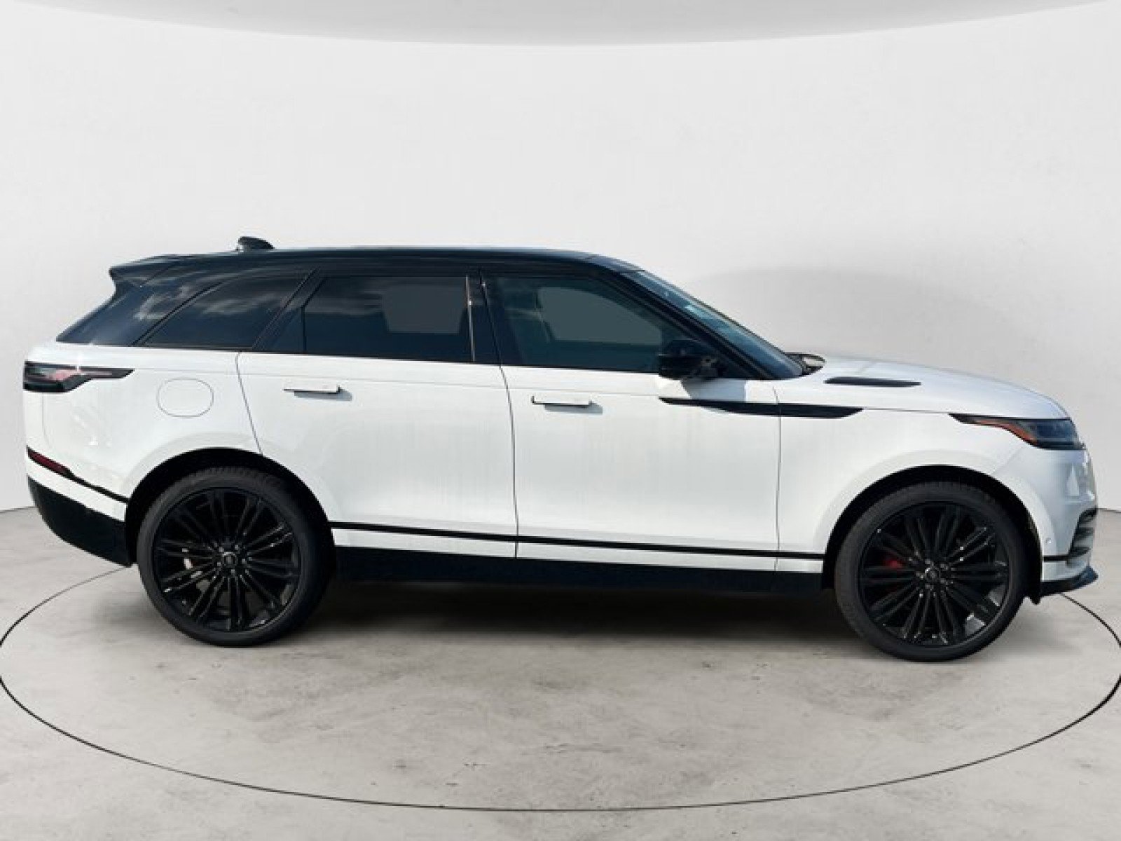 New 2025 Land Rover Range Rover Velar Dynamic SE image 3