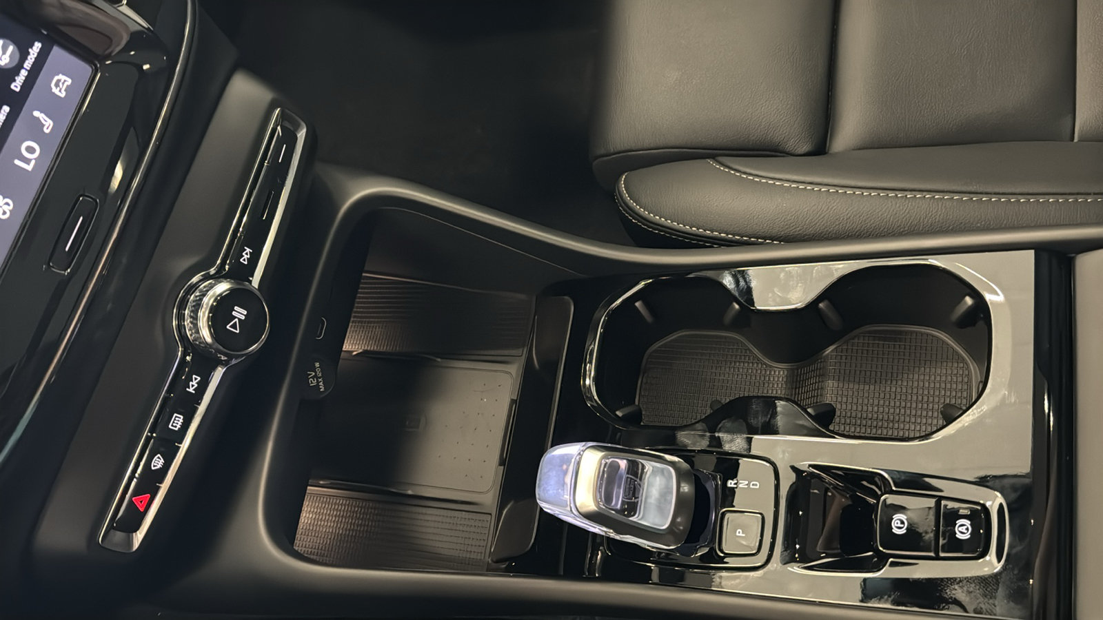 New 2026 Volvo XC40 B5 Plus w/ Climate Package AWD/4WD image 19